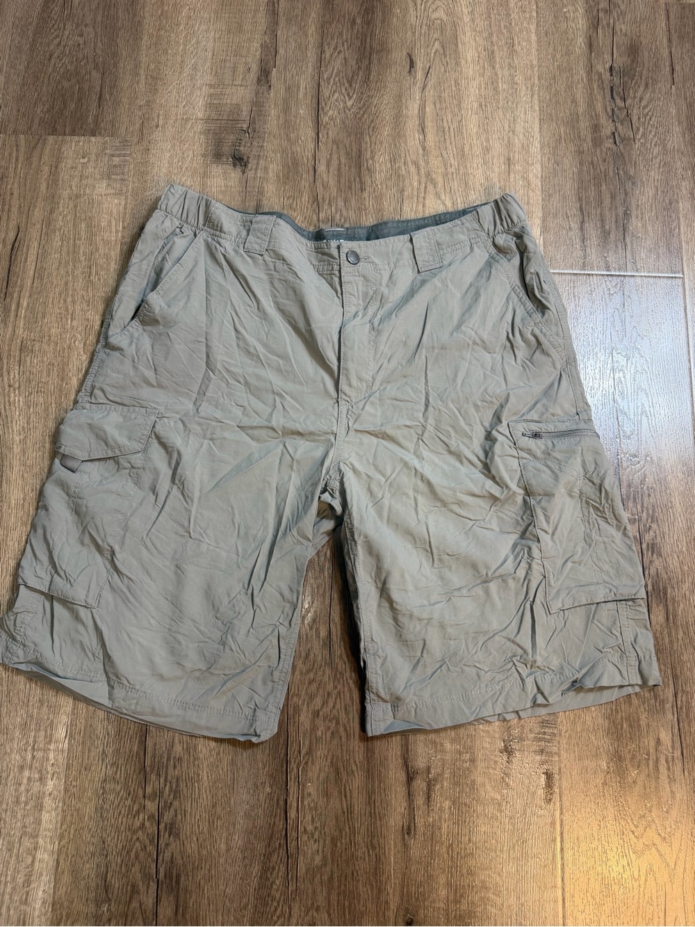 Columbia Men's Cargo Shorts in Light Khaki